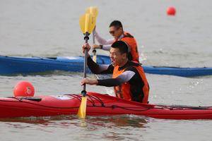 中国探险协会会员马成龙黄河边上演“桨板救人”，视频刷屏
